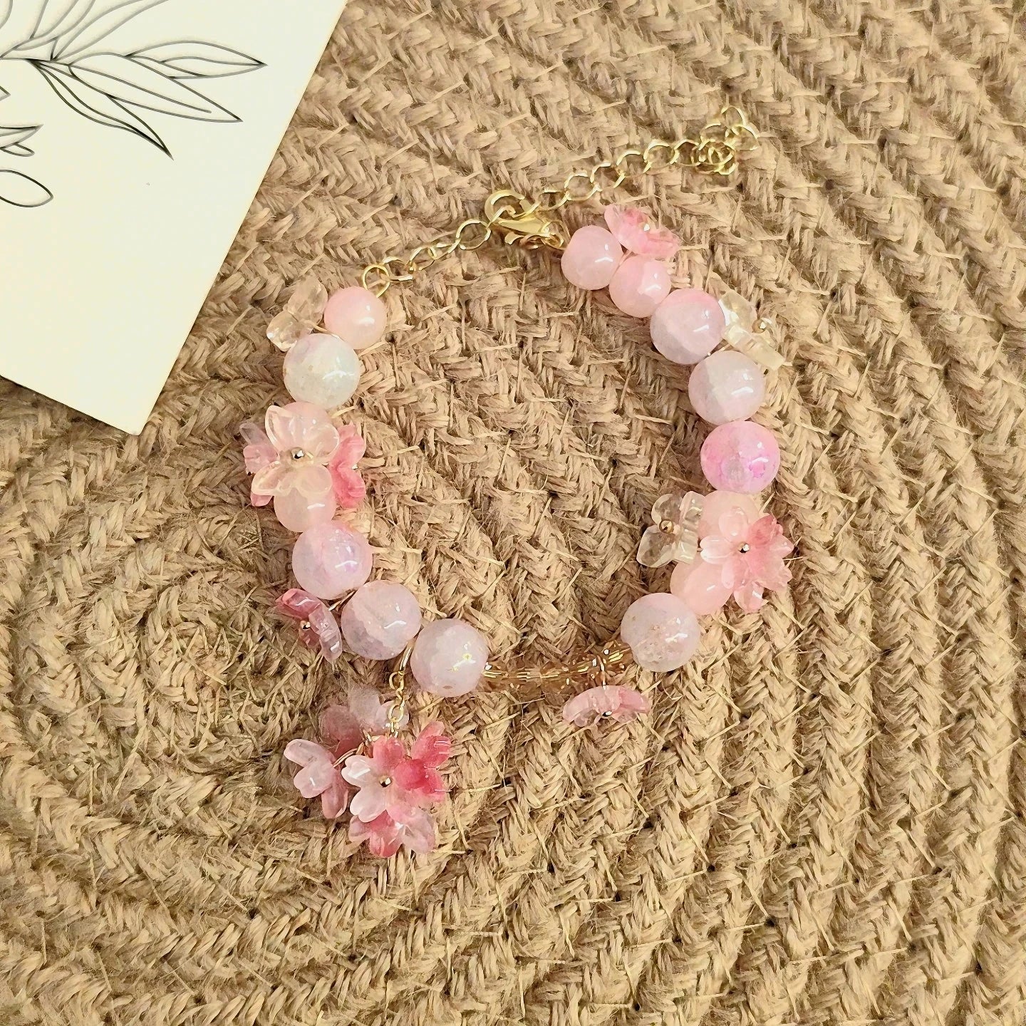 Perlenarmband mit rosa Blumen