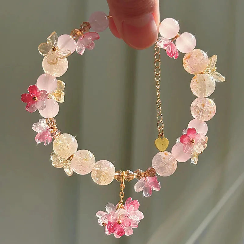 Perlenarmband mit rosa Blumen