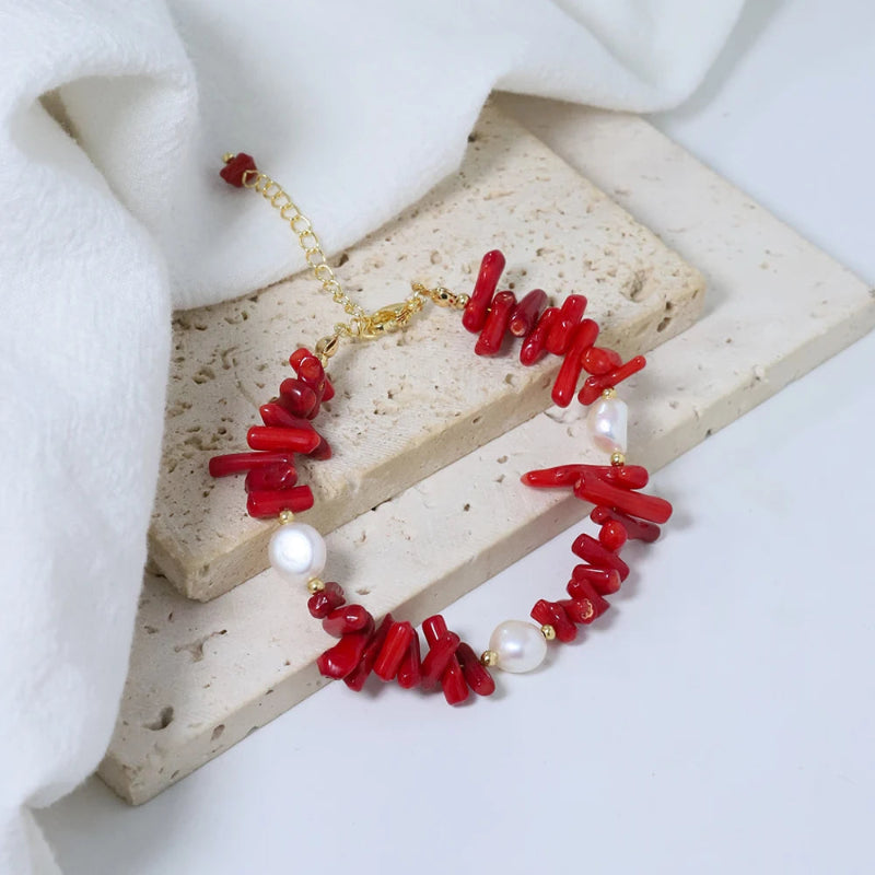 Armband aus Korallenstein und Perlen