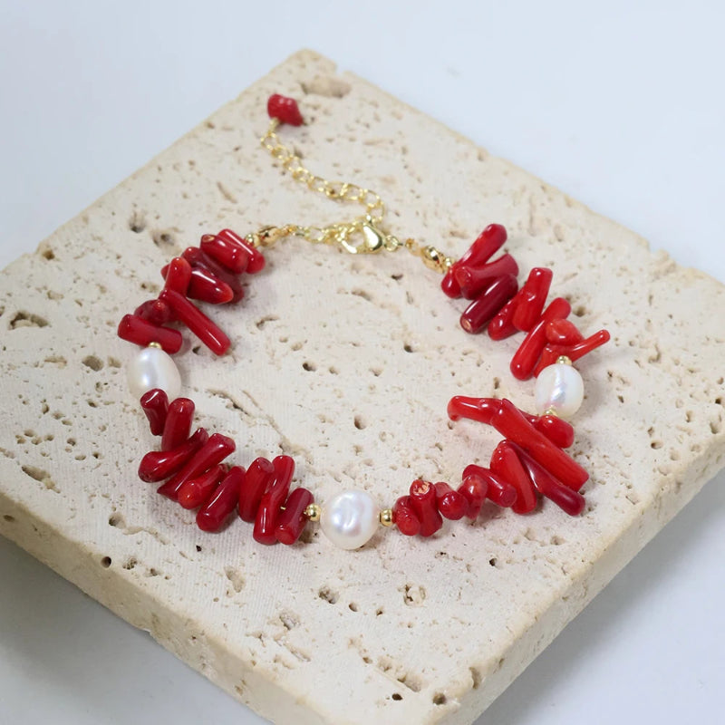 Armband aus Korallenstein und Perlen