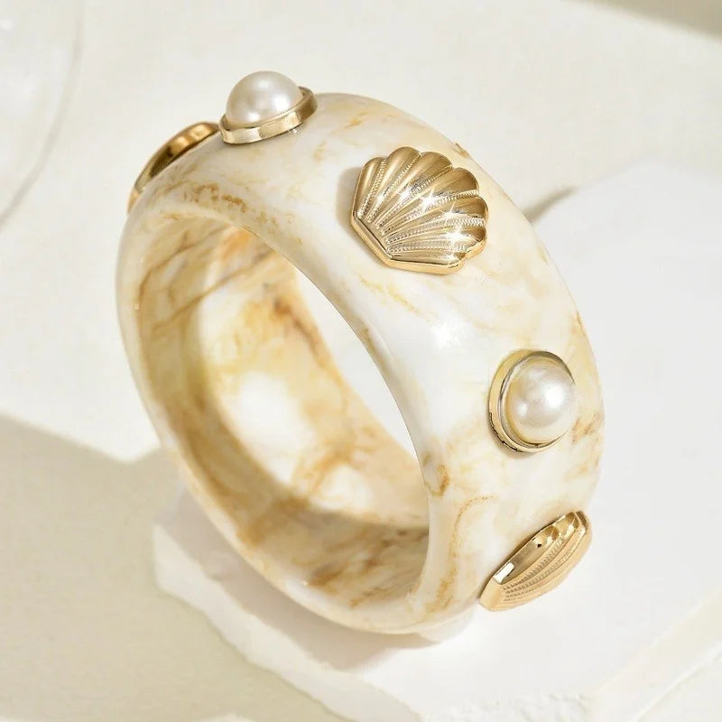 Armband aus Harz mit beiger Muschel