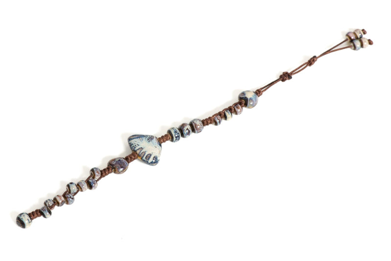 Geflochtener Armband mit blauen Muscheln