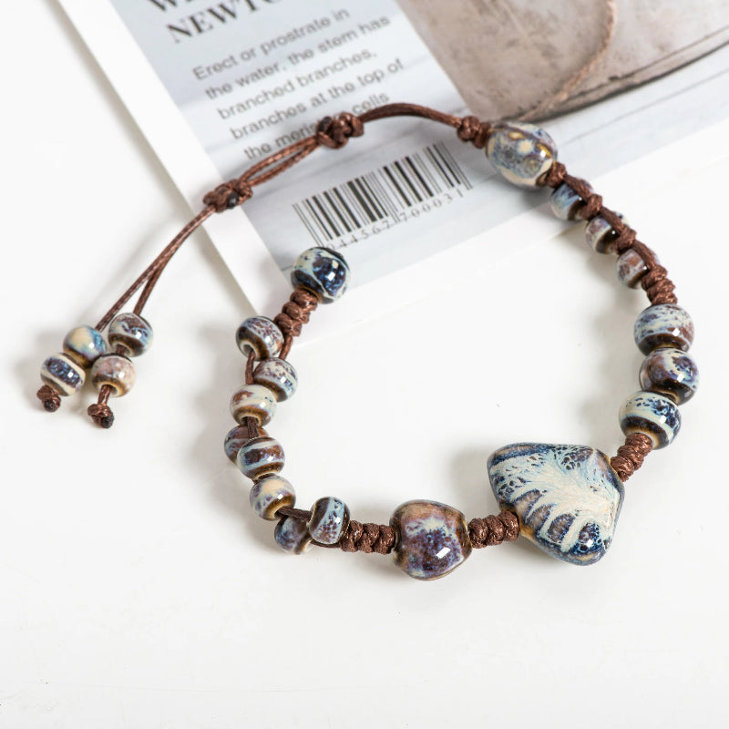 Geflochtener Armband mit blauen Muscheln