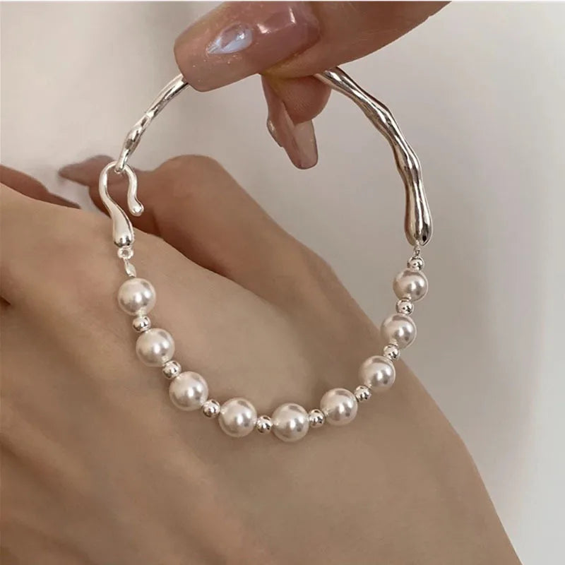 Armband mit schönen weißen Perlen