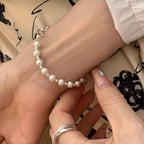 Armband mit schönen weißen Perlen