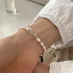 Armband mit schönen weißen Perlen