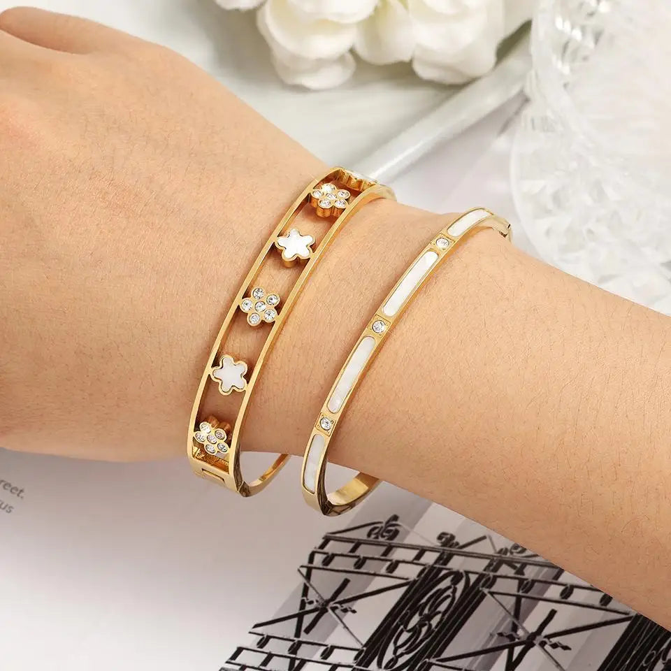 Feines Blumenarmband mit 5 Blütenblättern a
