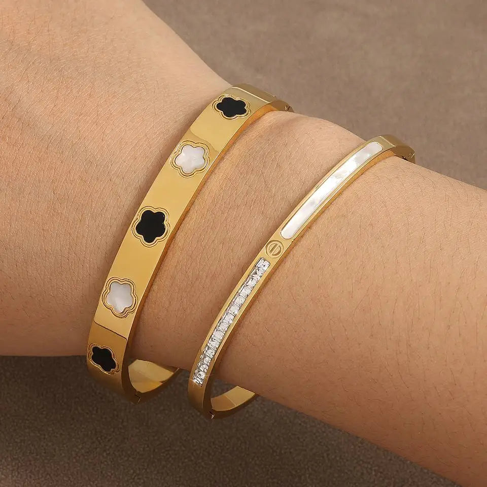 Feines Blumenarmband mit 5 Blütenblättern b