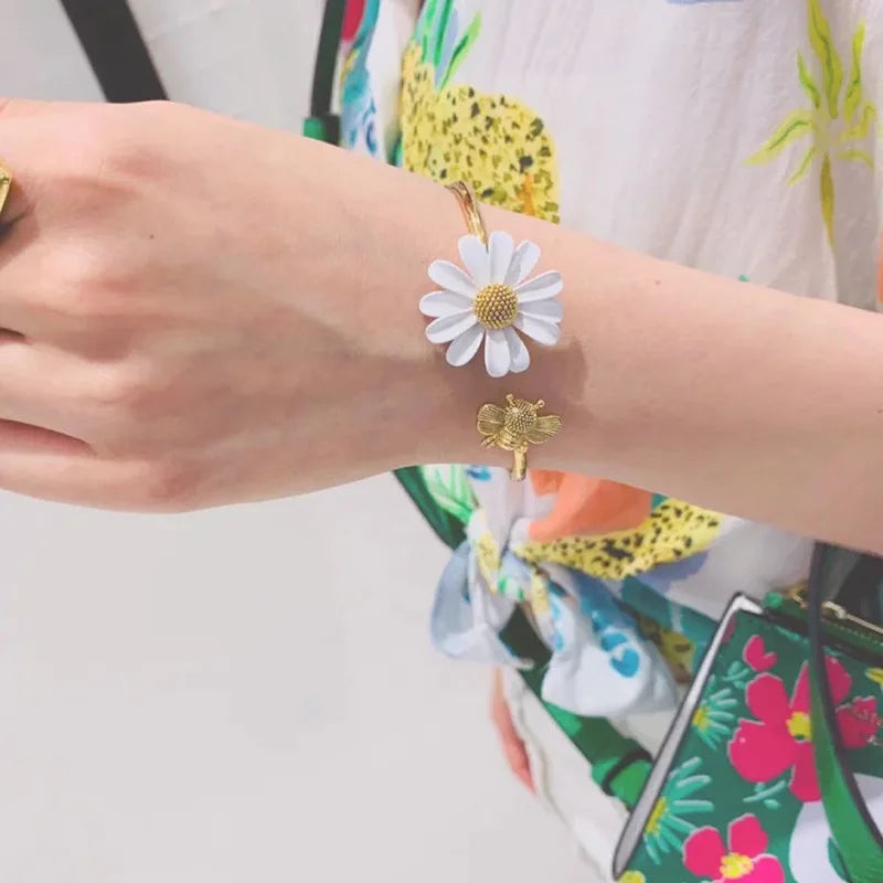 Armband mit Gänseblümchen-Anhänger
