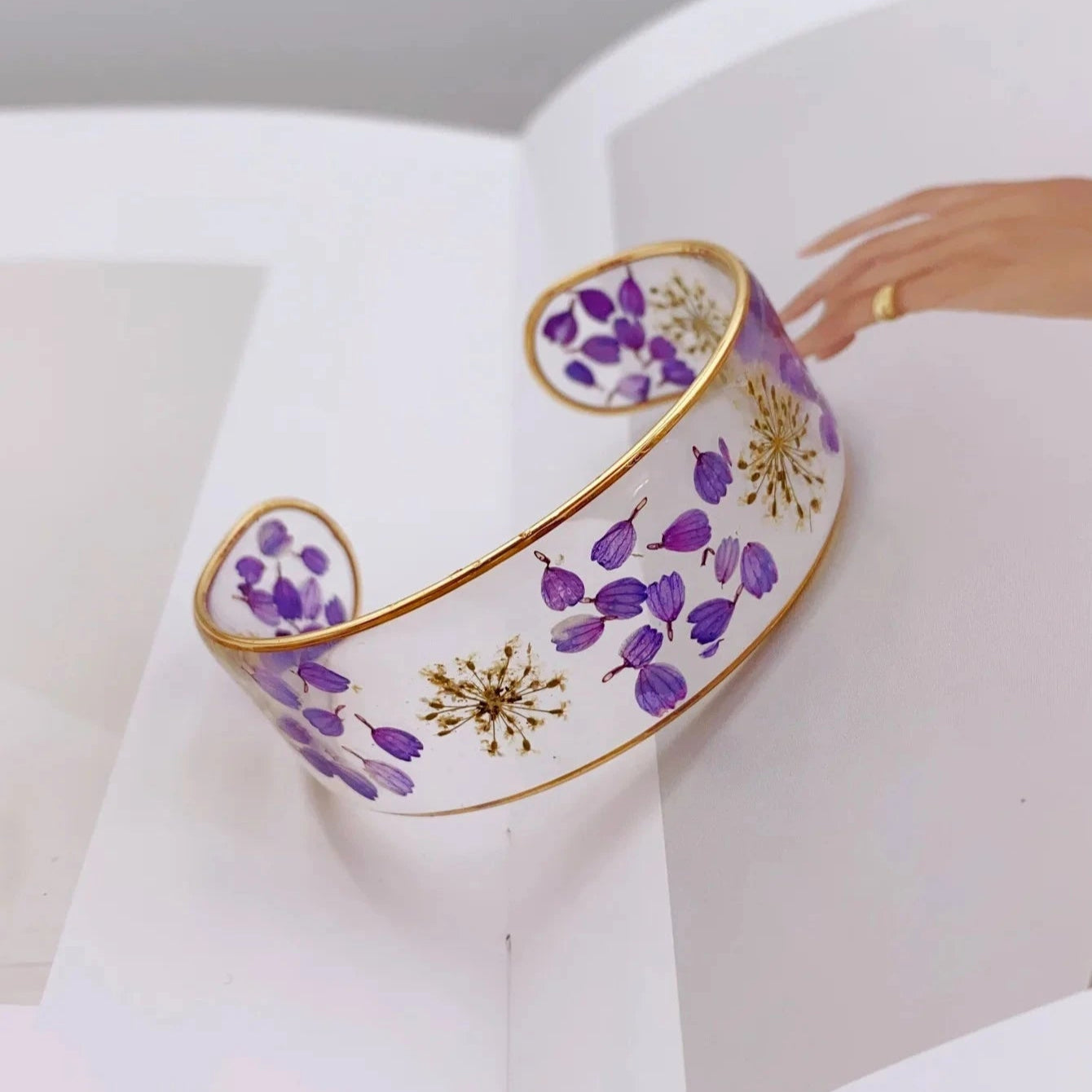 Armband Gourmette Blume aus transparentem violettem Harz a