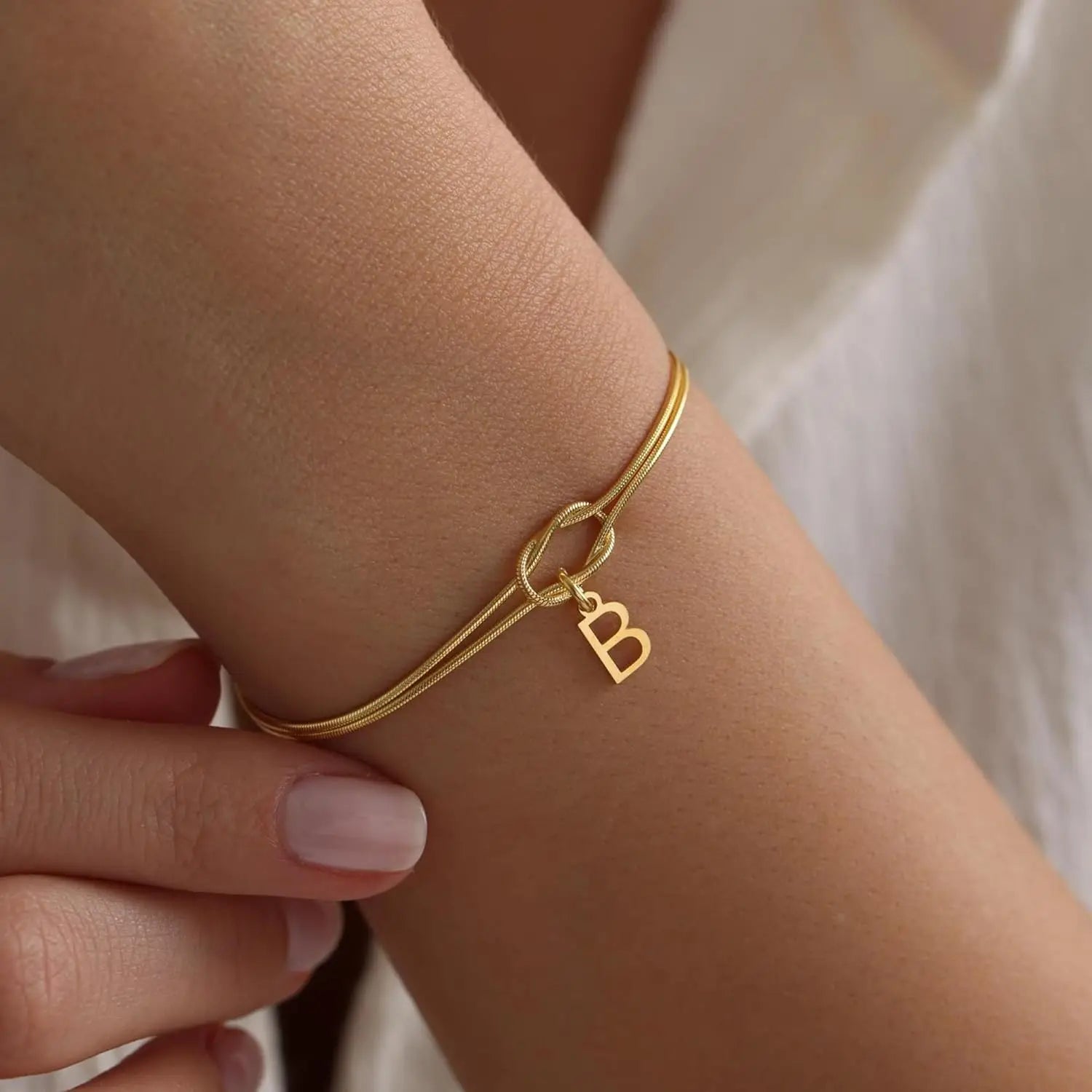 Armband mit Initiale und Knoten - Buchstabe 