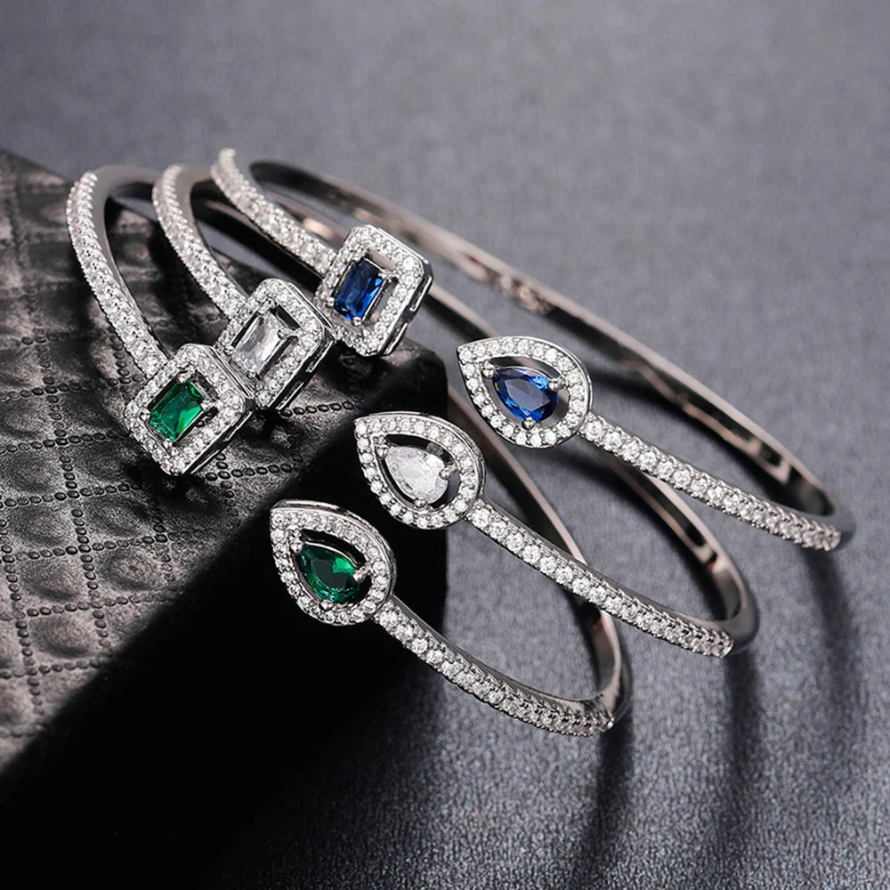 Açık uçlu, strass pavé ve damla şeklinde kristal taşlı bileklik