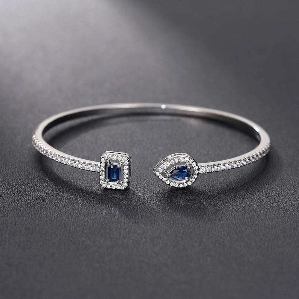 Açık uçlu, strass pavé ve damla şeklinde kristal taşlı gümüş ve mavi bileklik