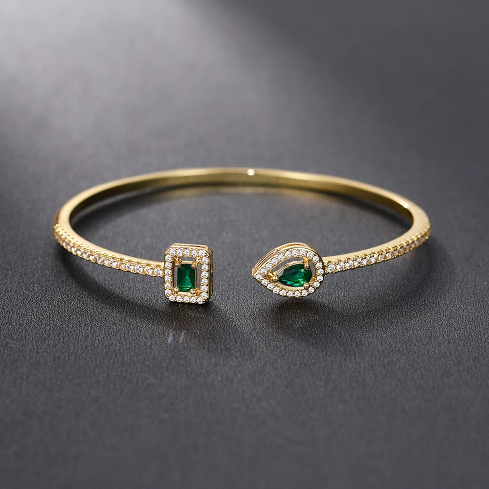 Açık uçlu, strass pavé ve damla şeklinde kristal taşlı altın ve yeşil bileklik