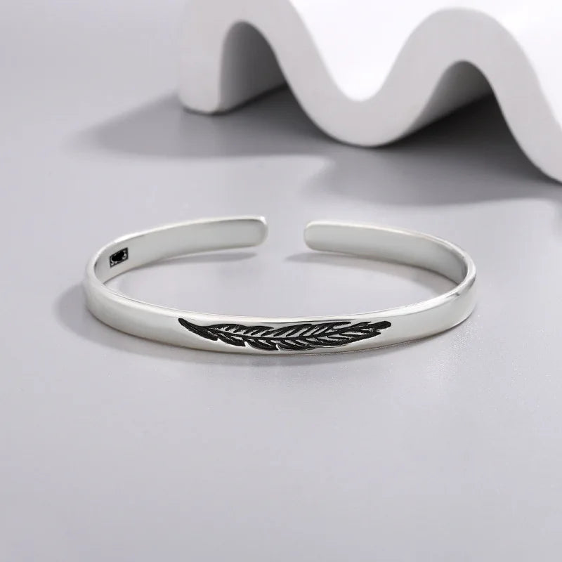 Offenes Armreif-Armband mit silberner Feder