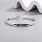 Offenes Armreif-Armband mit silberner Feder