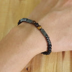Buddhistisches Gourmette-Armband aus Steinen und Perlen
