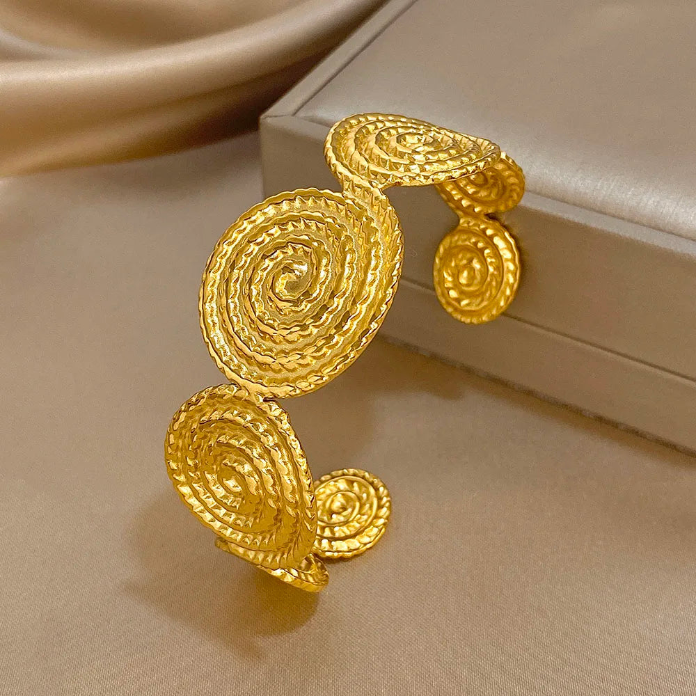 Armreif mit Spiralmotiv