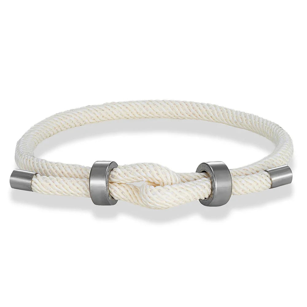 Moderne Armband aus geflochtener Kordel mit weißem Knoten