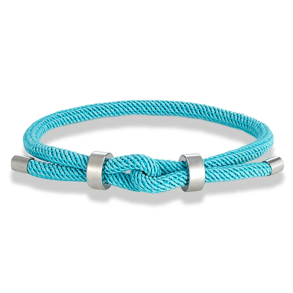 Moderne Armband aus geflochtener Kordel mit hellblauem Knoten