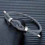 Moderne Armband aus geflochtener Kordel mit grauem Knoten 