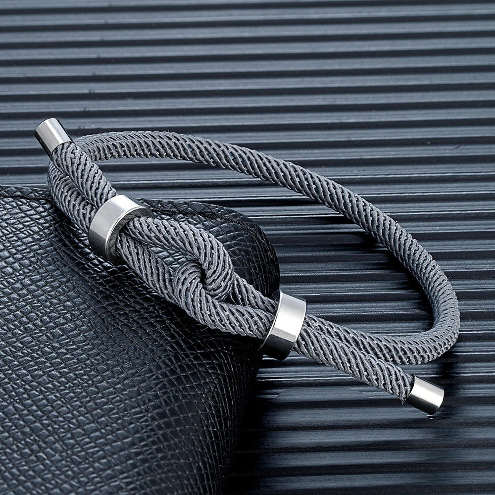 Moderne Armband aus geflochtener Kordel mit grauem Knoten 