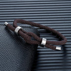 Moderne Armband aus geflochtener Kordel mit braunem Knoten