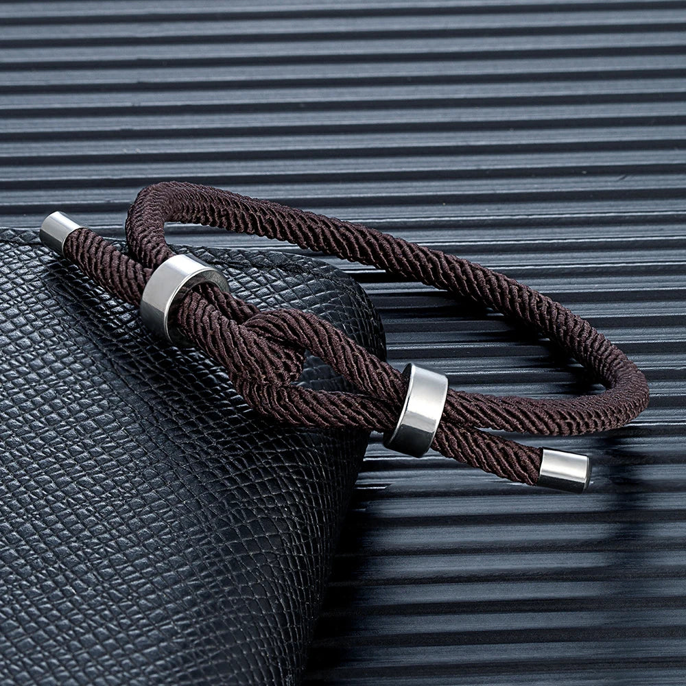 Moderne Armband aus geflochtener Kordel mit braunem Knoten