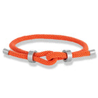 Moderne Armband aus geflochtener Kordel mit orangem Knoten