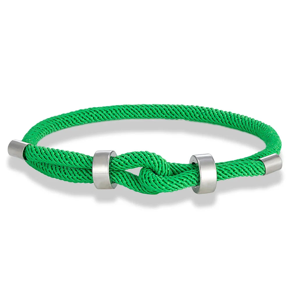 Moderne Armband aus geflochtener Kordel mit hellgrünem Knoten