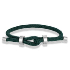 Moderne Armband aus geflochtener Kordel mit dunkelgrünem Knoten