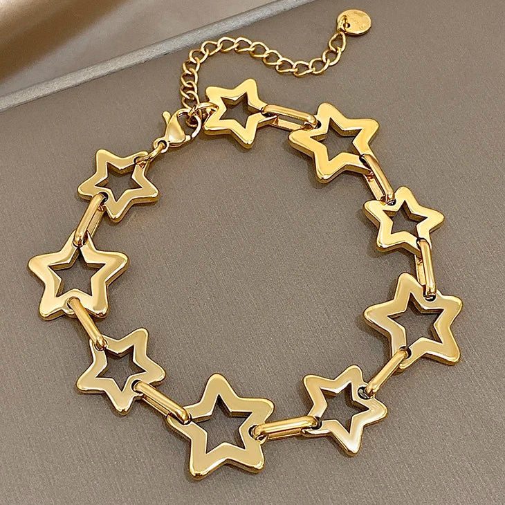 Armband mit mehreren geometrischen Sternen in Gold