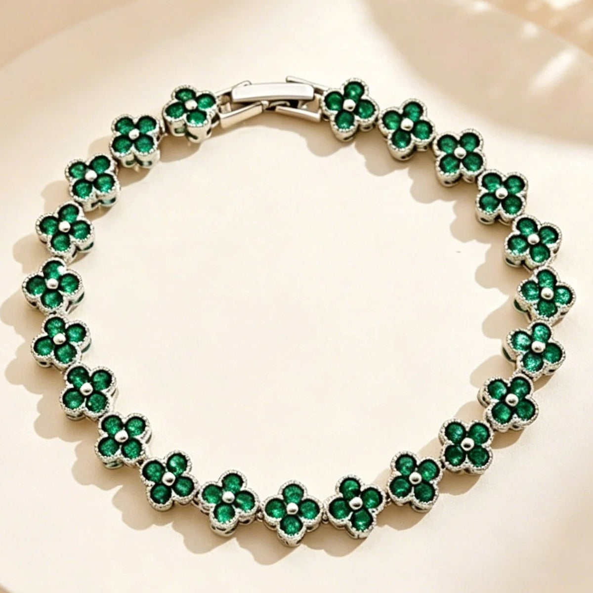 Mehrfach-Kleeblatt-Armband mit farbigen Kristallen in Silber und Grün