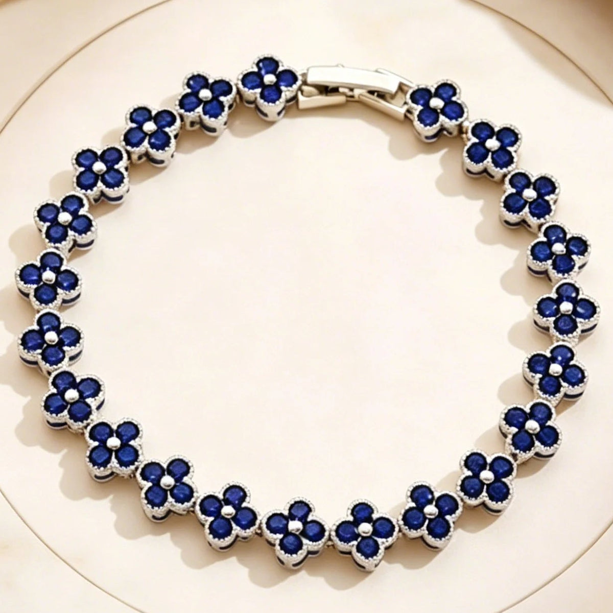 Mehrfach-Kleeblatt-Armband mit farbigen Kristallen in Silber und Blau