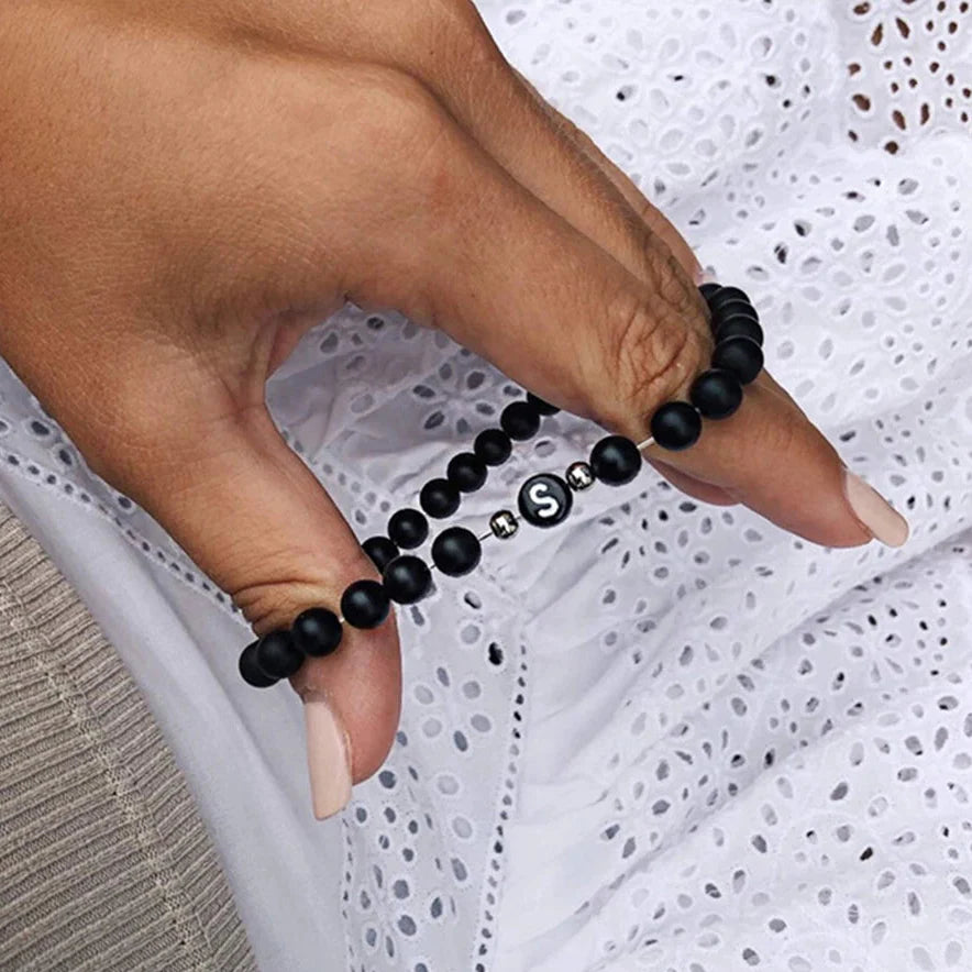 Schwarzes Armband mit Initiale