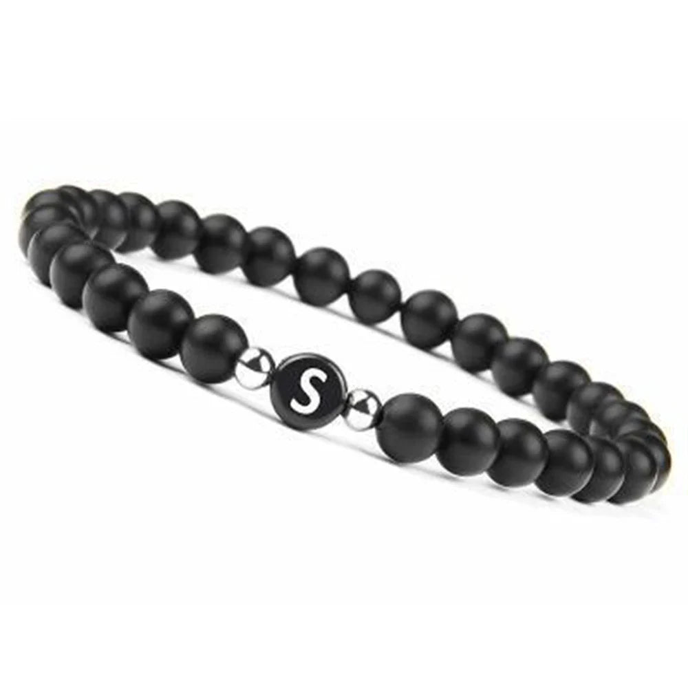 Schwarzes Armband mit Initiale s
