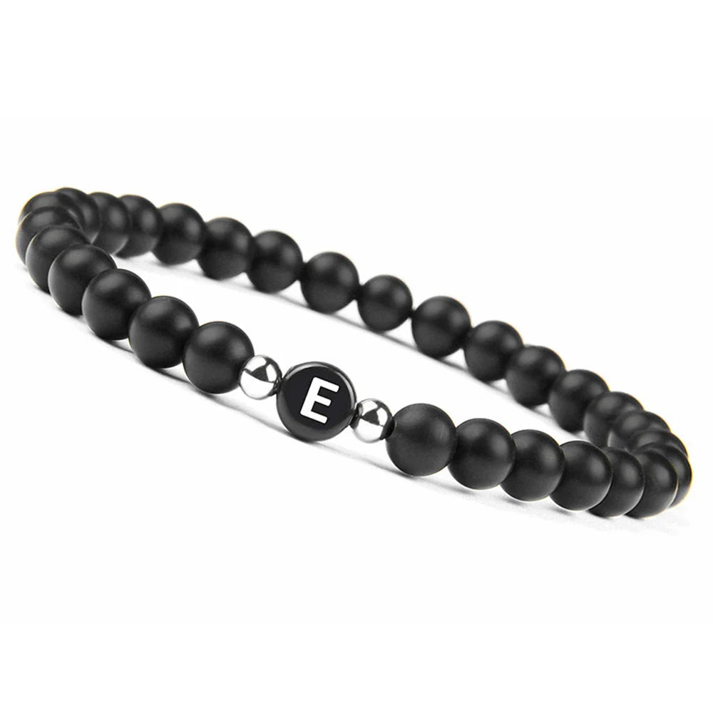 Schwarzes Armband mit Initiale e