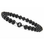 Schwarzes Armband mit Initiale e