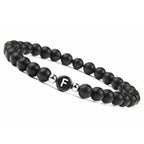 Schwarzes Armband mit Initiale f