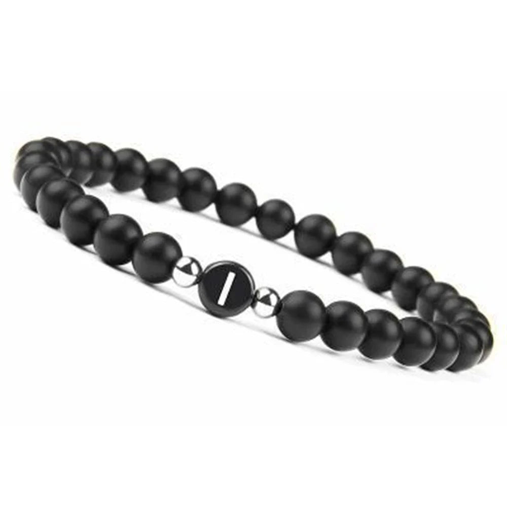 Schwarzes Armband mit Initiale i