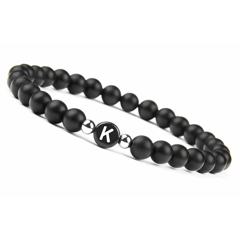 Schwarzes Armband mit Initiale k