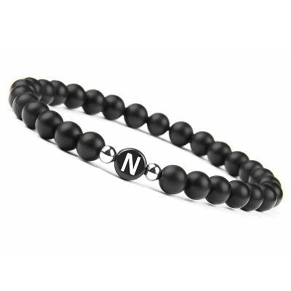 Schwarzes Armband mit Initiale n