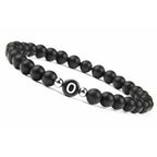 Schwarzes Armband mit Initiale o