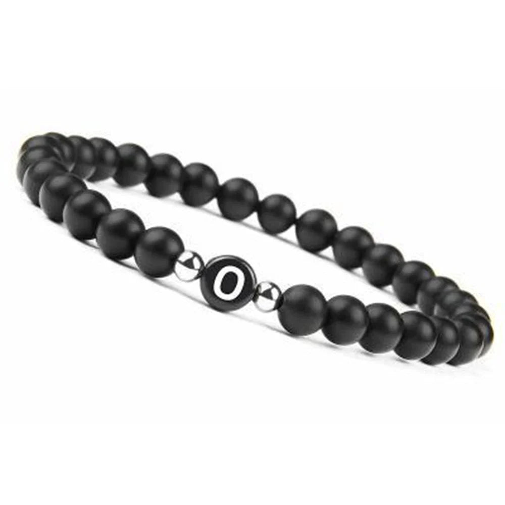 Schwarzes Armband mit Initiale o