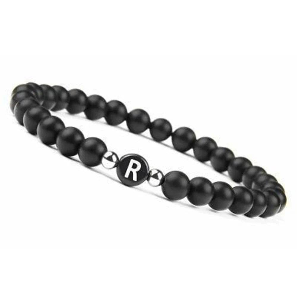 Schwarzes Armband mit Initiale r