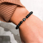 Schwarzes Armband mit Initiale