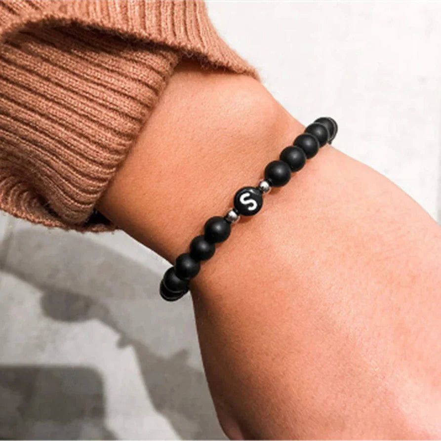 Schwarzes Armband mit Initiale