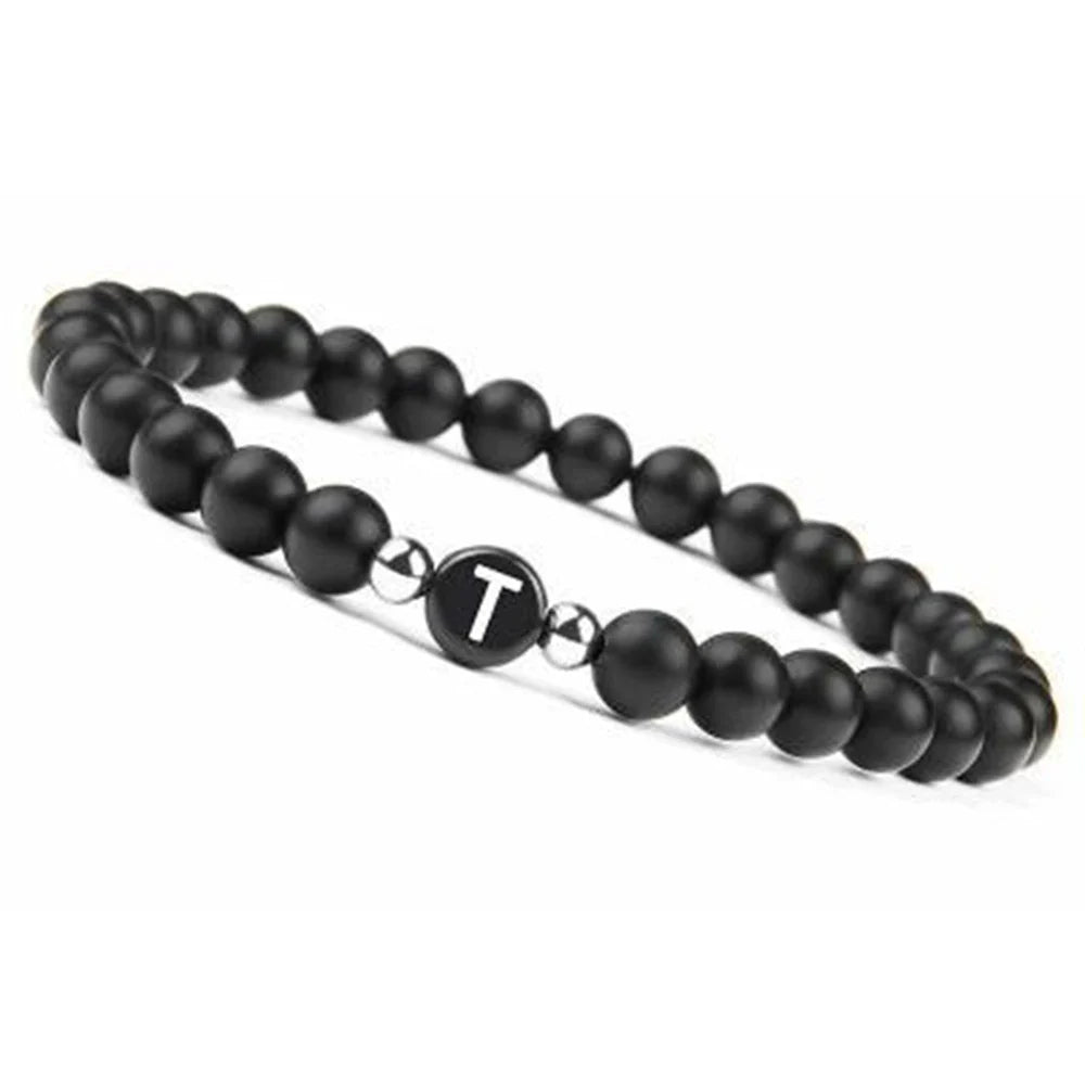 Schwarzes Armband mit Initiale t