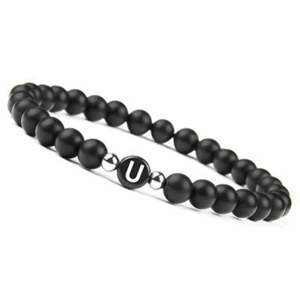 Schwarzes Armband mit Initiale u