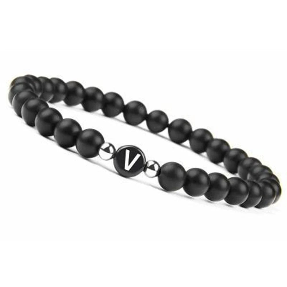 Schwarzes Armband mit Initiale v
